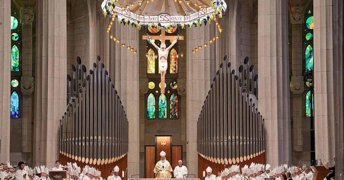 Papst segnet in Barcelona höchsten Kirchturm der Welt