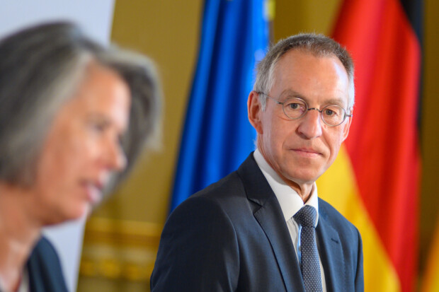 Was ist „rechtsextrem"?: Vater von Brokstedt-Opfer übt scharfe Kritik - jetzt lenkt der Verfassungsschutz ein