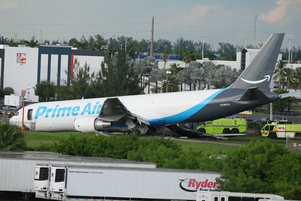 Amazon Prime Air Frachtflugzeug überrollt Landebahn in Miami: Fünf Tote