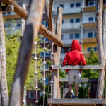 IMAGO Creative: Gesellschaft, Armut 31. Juli 2020: Leipzig (Sachsen), Stadtteil Gruenau: Ein Kind steht auf einem Spielp