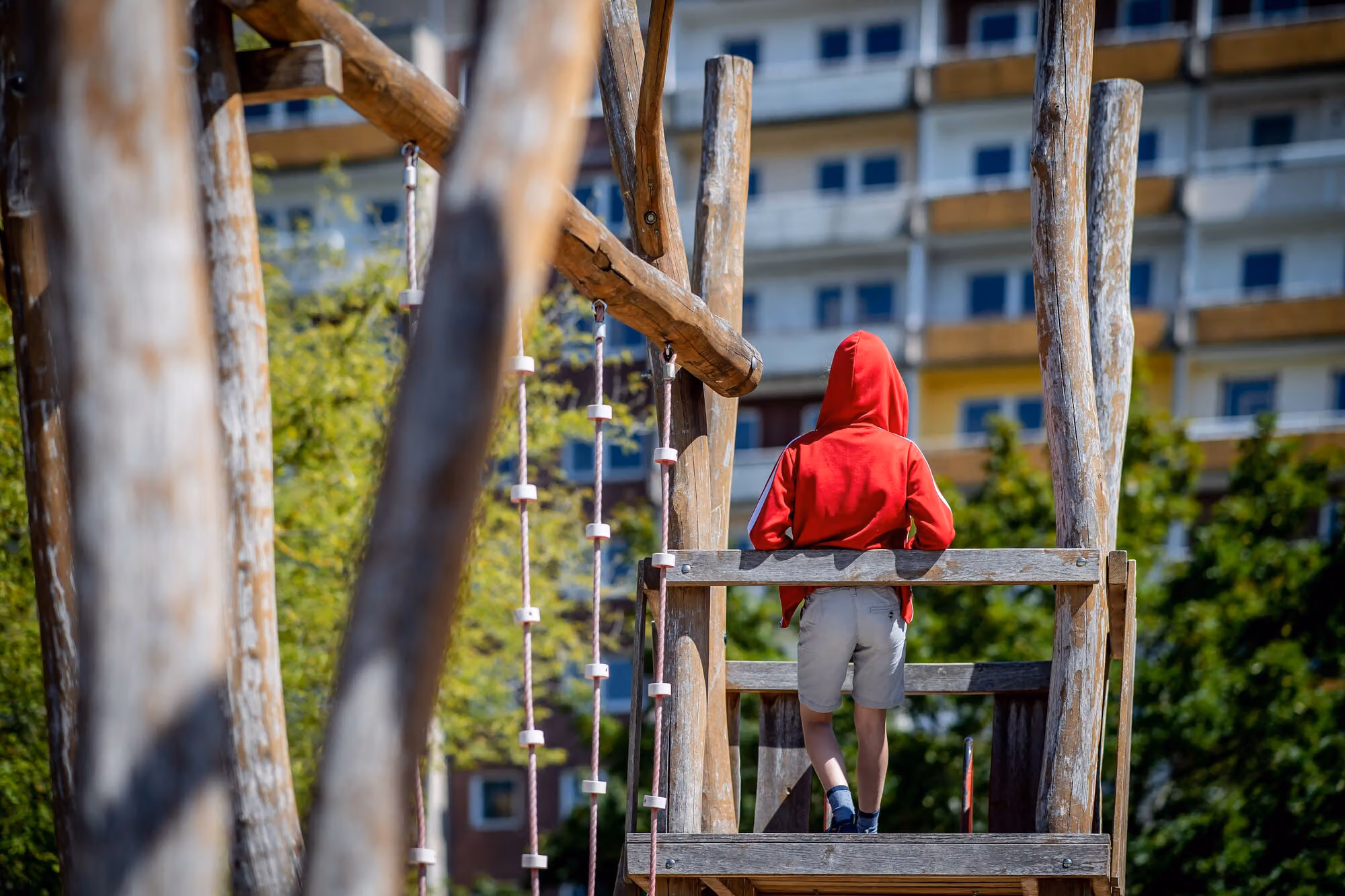 IMAGO Creative: Gesellschaft, Armut 31. Juli 2020: Leipzig (Sachsen), Stadtteil Gruenau: Ein Kind steht auf einem Spielp
