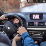 AUTO, AUTOFAHREN, FAHRLEHRER, FAHRSCHUELERIN, FRAU, LERNEN, LENKRAD, STEUER, FRONTSCHEIBE, FRONT SCREEN