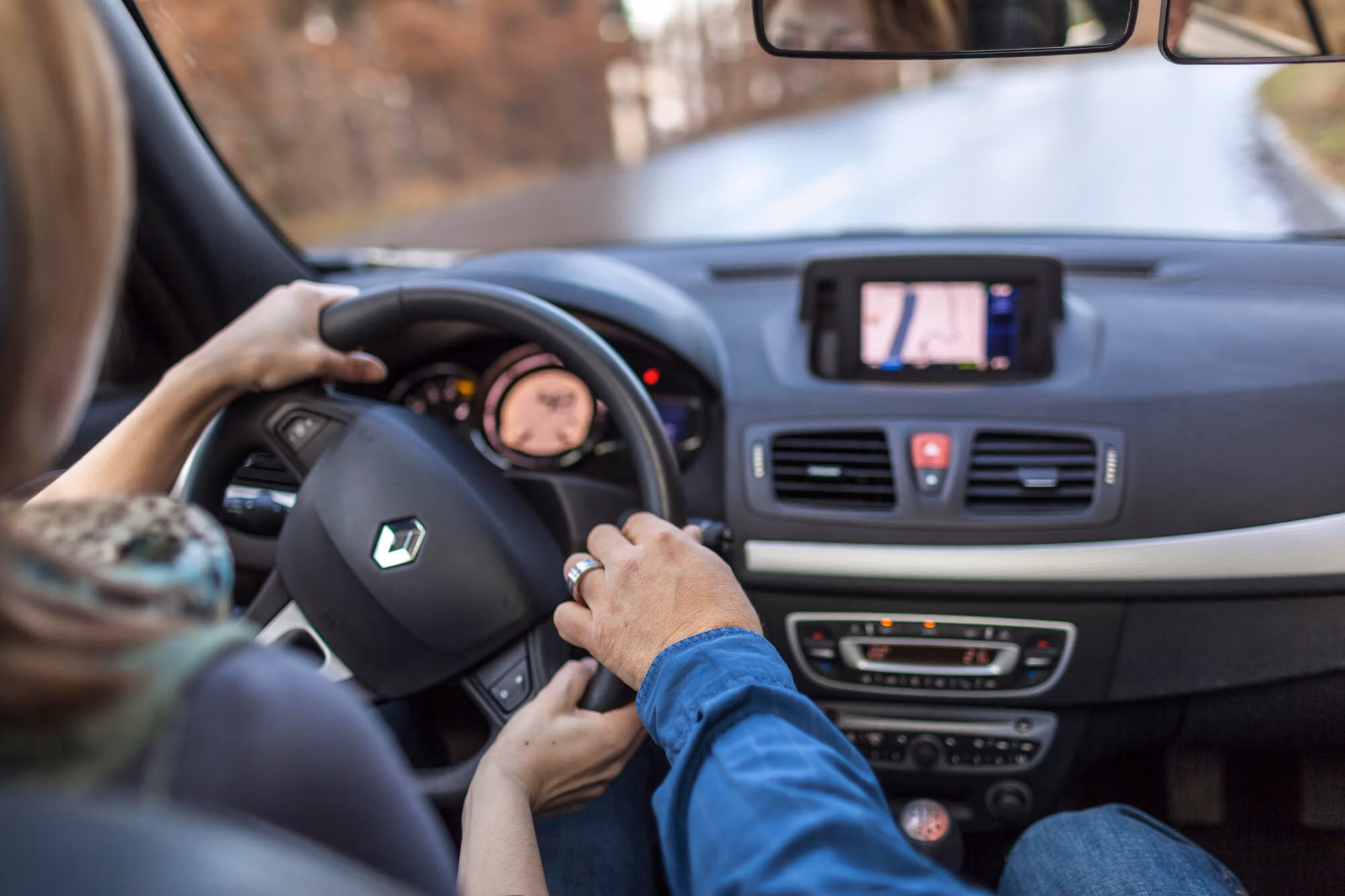 AUTO, AUTOFAHREN, FAHRLEHRER, FAHRSCHUELERIN, FRAU, LERNEN, LENKRAD, STEUER, FRONTSCHEIBE, FRONT SCREEN